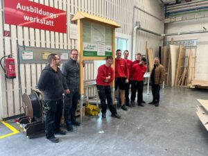 Ausbildungswerkstatt WeberHaus baut Schild für uns